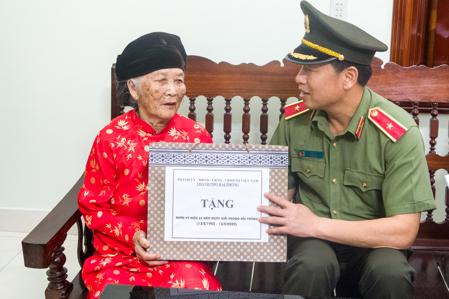 Giám đốc Công an thành phố thăm, tặng quà gia đình chính sách tại huyện Thủy Nguyên 